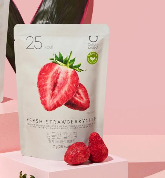 Packaging of Fresh Strawberry Chip with strawberries on a pink background